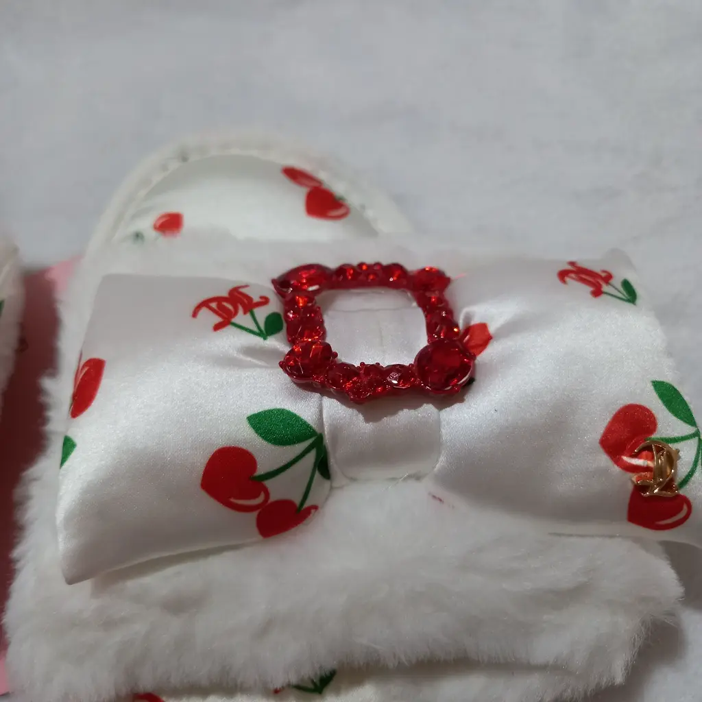 pantuflas juicy couture blanco cerezas 4.webp