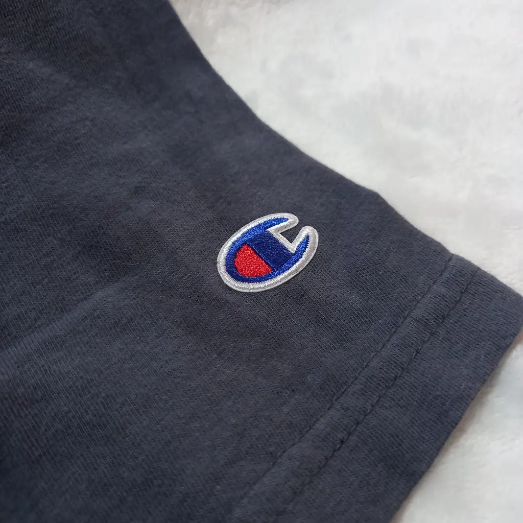 camiseta champion gris oscuro 2.webp